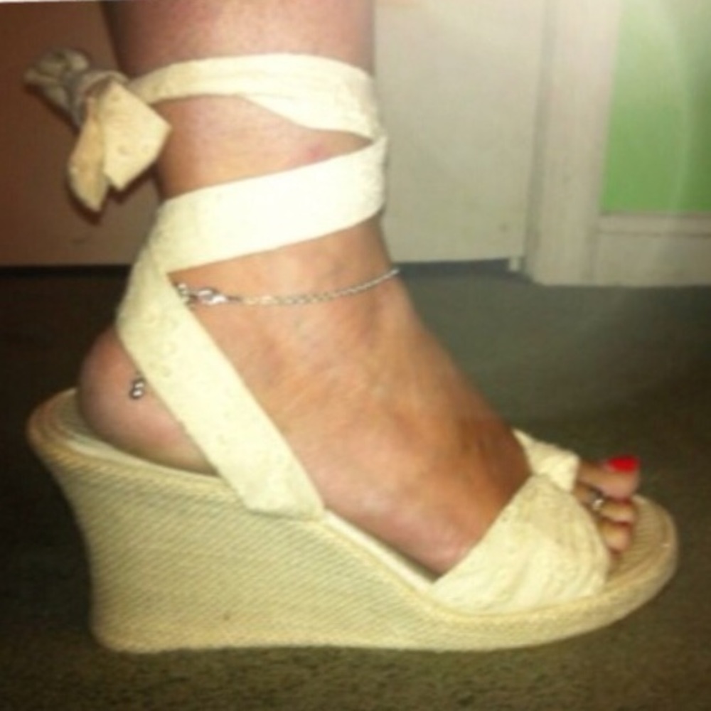 Tie up shoes used but a lot of use still left sz 9 - Picture 2 of 3